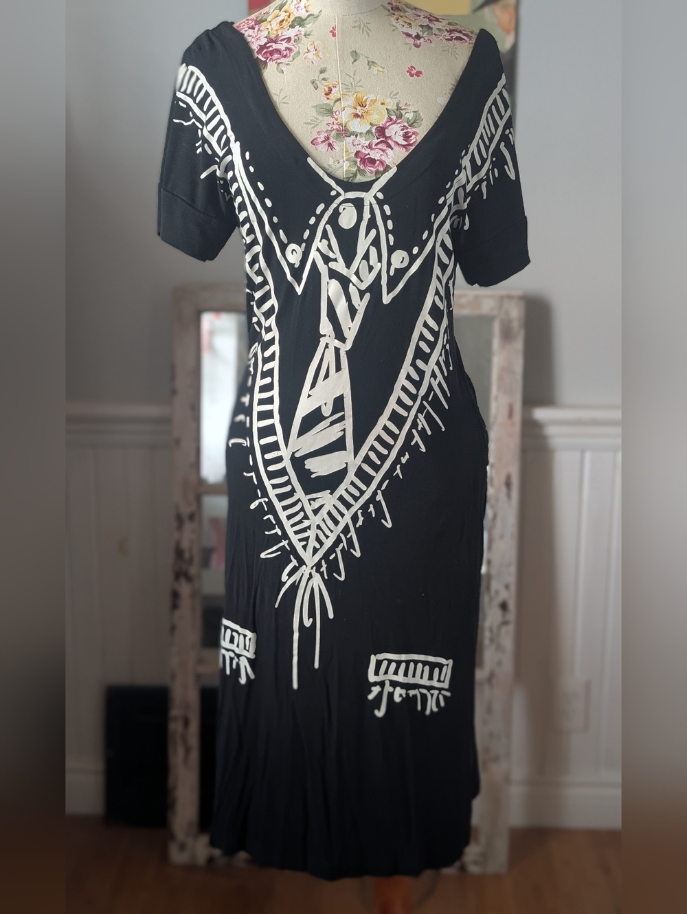 Black‎ V-Neck Graphic Midi Dress - White Print